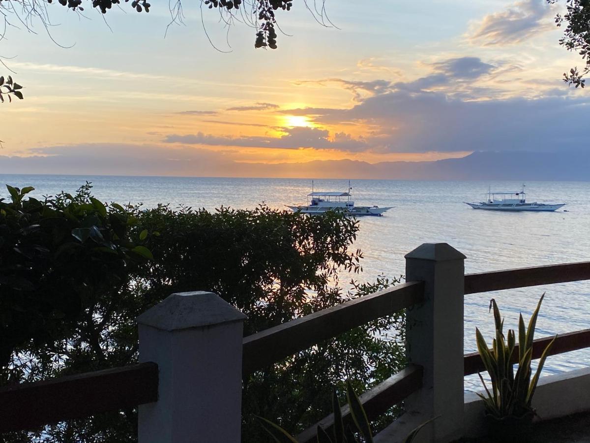 Pescador View - Beachfront & Nearby The Ocean Hostels & Restaurant Moalboal Exterior foto