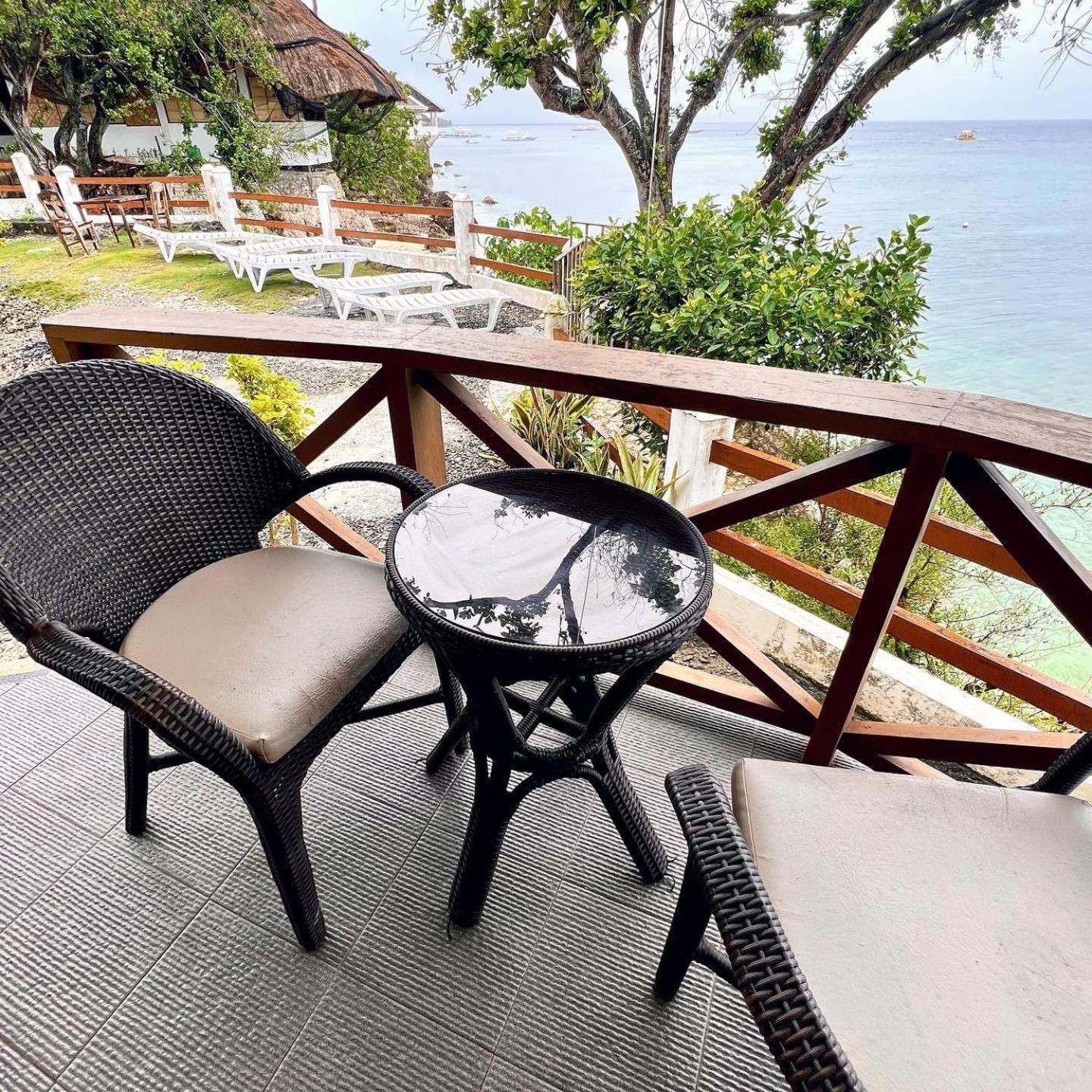 Pescador View - Beachfront & Nearby The Ocean Hostels & Restaurant Moalboal Exterior foto