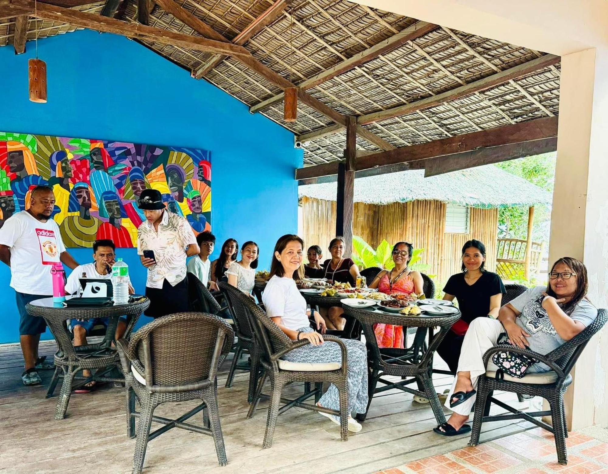 Pescador View - Beachfront & Nearby The Ocean Hostels & Restaurant Moalboal Exterior foto